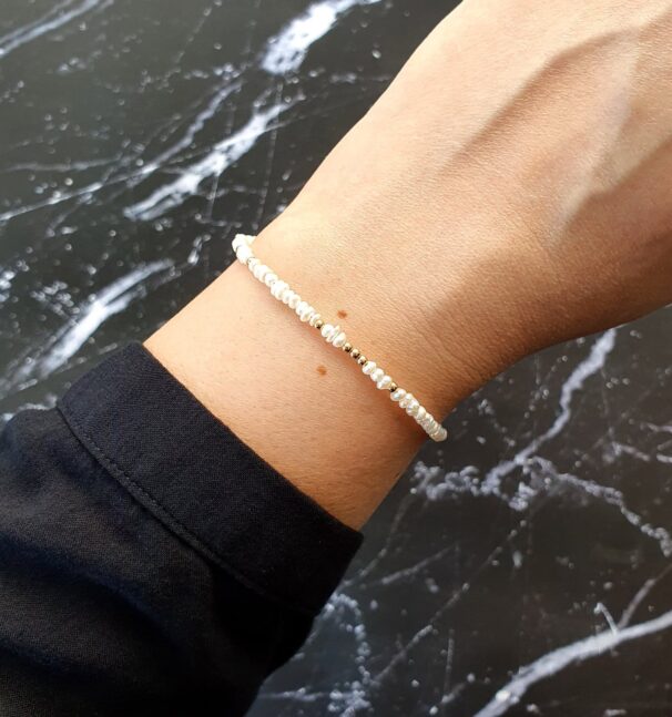 Dainty Pearl Crystal Bracelet – elegant natural pearls symbolising purity, wisdom, and feminine energy.
