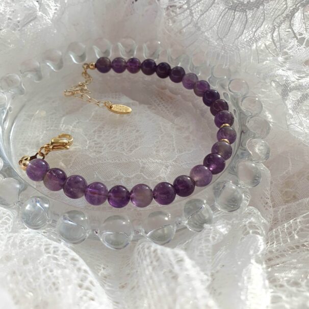 Amethyst crystal bracelet in gift-ready packaging – meaningful gemstone jewellery for love, healing, and support.